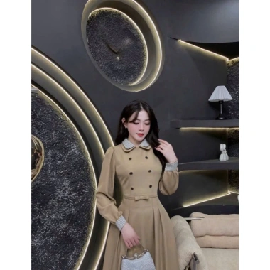 Đầm công sở Hera vải chéo nhật cổ tròn kẻ caro, tay áo 2 hàng cúc đối xứng - Giá ưu đãi 389.000 VNĐ