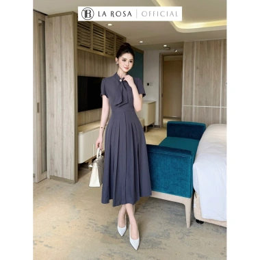Đầm công sở La Rosa V1.392 - Dáng dài xếp ly, cổ nơ đính đá, giảm còn 409k