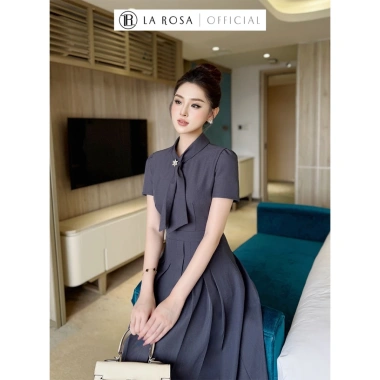 Đầm công sở La Rosa V1.392 - Dáng dài xếp ly, cổ nơ đính đá, giảm còn 409k