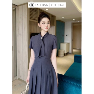Đầm công sở La Rosa V1.392 - Dáng dài xếp ly, cổ nơ đính đá, giảm còn 409k