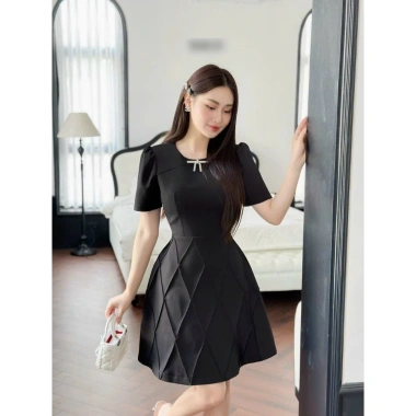 Đầm dự tiệc đen trắng xếp li Kora Dress – Thân mỏng, tag đá, chỉ 182.699₫