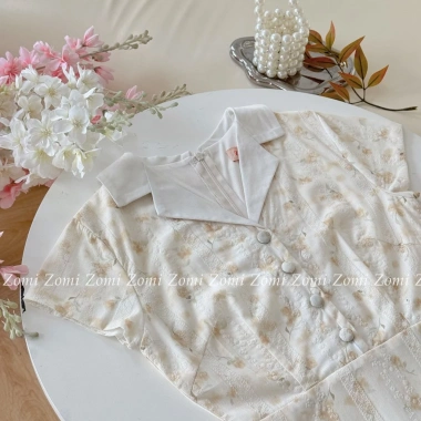 Đầm hoa dài cổ vest nút bọc Zomi Z072 - Công sở, tiệc, dạo phố, chỉ 522.500₫