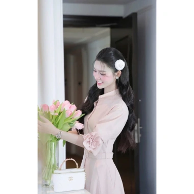 Đầm sơ mi cổ trụ dáng dài tay lỡ đính hoa 3D – Thanh lịch sang trọng, giá 438k