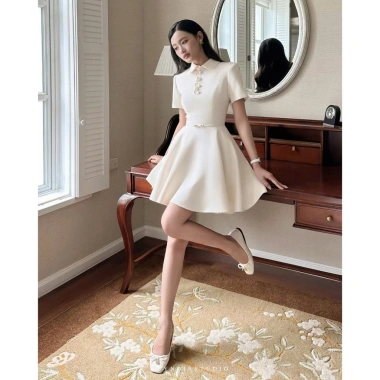 Đầm tiểu thư cổ sen bèo tay cộc - Váy ngắn công sở xòe, thanh lịch, chỉ 319.000₫ 3 Đầm tiểu thư cổ sen bèo tay cộc - Váy ngắn công sở xòe, thanh lịch, chỉ 319.000₫ 3