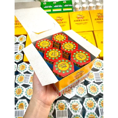 Dầu cù là con hổ Tiger Balm 12 lọ màu đỏ 30g, Nguyên lốc, nhập khẩu Singapore, tiếng Việt – 971.000₫