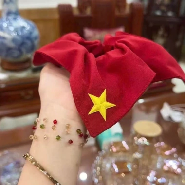Dây buộc tóc ngôi sao năm cánh màu đỏ - Đuôi ngựa thấp, giá chỉ 39.600đ 4