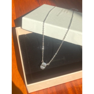 Dây chuyền nữ Moissanite chữ nhật lẻn xi bạch kim Q T Trang Sức Bạc, giảm còn 1,495,000₫