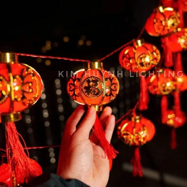Dây đèn LED lồng đèn đỏ chữ Phúc viền vàng tròn trụ - Trang trí lễ Tết, cắm điện không nháy, giảm giá 20% 105.000₫