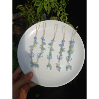 Dây treo điện thoại hoa lily bướm đa màu sắc, phong cách, giá chỉ 28.000₫ 2
