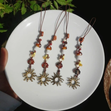 Dây treo điện thoại retro, móc khóa charm nấm gốm & kim loại mặt trời XeochuHandmade 2 Dây treo điện thoại retro, móc khóa charm nấm gốm & kim loại mặt trời XeochuHandmade 2
