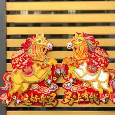 Decal Tết Ngựa Lông Song Mã Đỏ Vàng - Trang Trí Cửa, Khai Trương, Hút Tài Lộc Thịnh Phát 90k Decal Tết Ngựa Lông Song Mã Đỏ Vàng - Trang Trí Cửa, Khai Trương, Hút Tài Lộc Thịnh Phát 90k