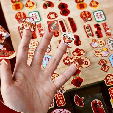 Decal Trang Trí Tết 2.026 Năm Ngọ – Sticker Màu Đỏ Ép Kim, Dùng Bao Lì Xì Quà, Giá 7.200đ
