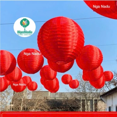 Đèn lồng vải lụa đỏ giá rẻ – Trang trí Tết Trung Thu, đám cưới, lễ hội – Chỉ 7.000₫ 2 Đèn lồng vải lụa đỏ giá rẻ – Trang trí Tết Trung Thu, đám cưới, lễ hội – Chỉ 7.000₫ 2