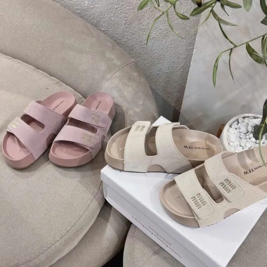 Dép hai quai ngang Dán to minmin da lộn cao 3 phân - Giá chỉ 118.000đ, giảm 3 Dép hai quai ngang Dán to minmin da lộn cao 3 phân - Giá chỉ 118.000đ, giảm 3