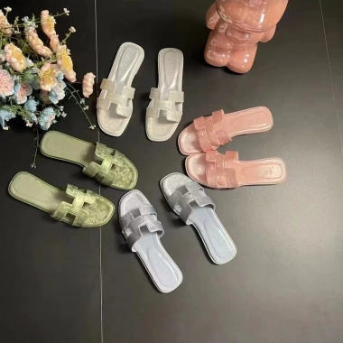 Dép Influencer Nữ Mùa Hè 2.025 - Phong cách mới, đáy bằng, phù hợp giày sandal, giá chỉ 319,809 VND
