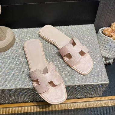 Dép Influencer Nữ Mùa Hè 2.025 - Phong cách mới, đáy bằng, phù hợp giày sandal, giá chỉ 319,809 VND 4 Dép Influencer Nữ Mùa Hè 2.025 - Phong cách mới, đáy bằng, phù hợp giày sandal, giá chỉ 319,809 VND 4