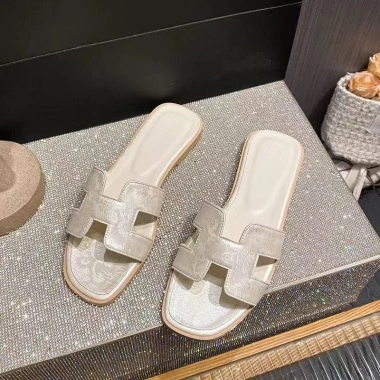 Dép Influencer Nữ Mùa Hè 2.025 - Phong cách mới, đáy bằng, phù hợp giày sandal, giá chỉ 319,809 VND 5 Dép Influencer Nữ Mùa Hè 2.025 - Phong cách mới, đáy bằng, phù hợp giày sandal, giá chỉ 319,809 VND 5