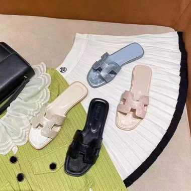 Dép Influencer Nữ Mùa Hè 2.025 - Phong cách mới, đáy bằng, phù hợp giày sandal, giá chỉ 319,809 VND