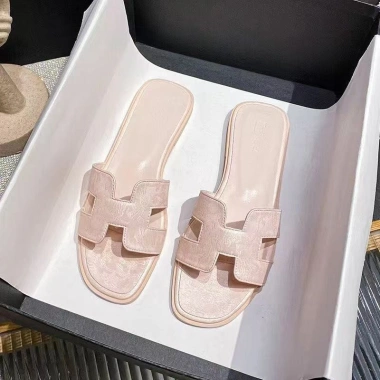 Dép Influencer Nữ Mùa Hè 2.025 - Phong cách mới, đáy bằng, phù hợp giày sandal, giá chỉ 319,809 VND