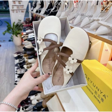 Dép sục chéo hoa thời trang, thoáng mát, giá chỉ 230.000đ giảm từ 282.900đ - Đặt ngay