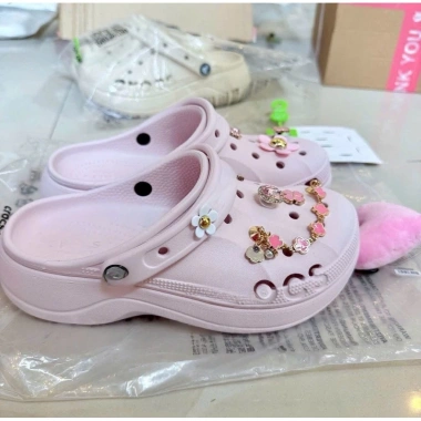 Dép Sục Nữ Cross Đế 5cm Đúc Nguyên Khối + 12 Sticker Dễ Thương Siêu Xinh – Giá 160k