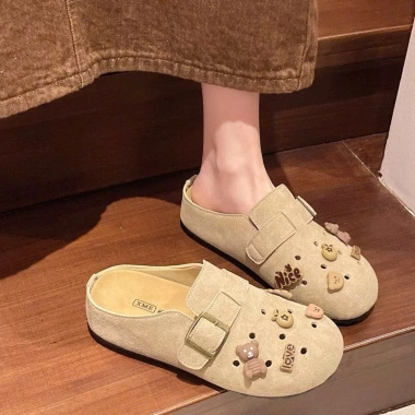 Dép sục nữ da lộn LOVE mũi tròn, chống trơn trượt, 2 màu + tặng 10 charm - 105.621₫ 3 Dép sục nữ da lộn LOVE mũi tròn, chống trơn trượt, 2 màu + tặng 10 charm - 105.621₫ 3