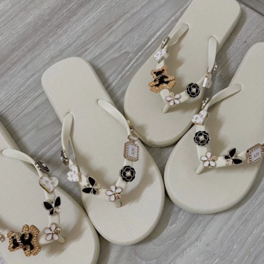 Dép tông gắn charm nước hoa, quai đục thời trang, sỡ ngón nữ - Giá chỉ 69.000₫ (giảm từ 89.700₫)