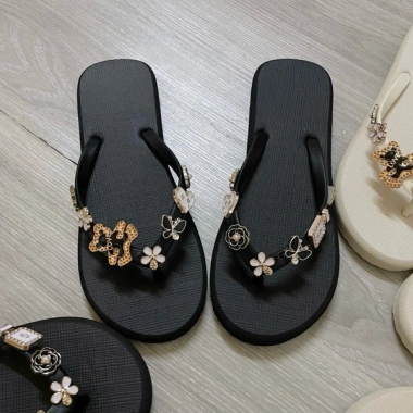 Dép tông gắn charm nước hoa, quai đục thời trang, sỡ ngón nữ - Giá chỉ 69.000₫ (giảm từ 89.700₫)