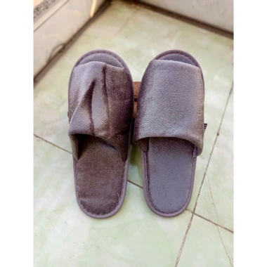 Dép trong nhà size lớn màu đen sang trọng, thoải mái, giá 13.600₫ giảm 22% 9 Dép trong nhà size lớn màu đen sang trọng, thoải mái, giá 13.600₫ giảm 22% 9