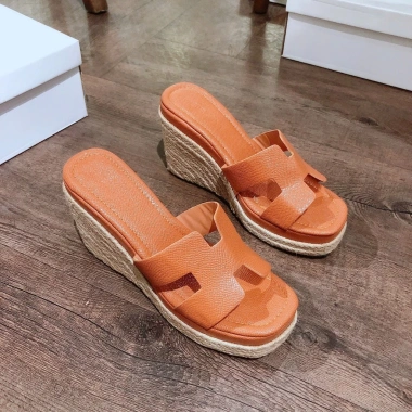 Dépp Xuồng Quai H Đế Cao 9cm Da Mịn, Thời Trang Hàn Quốc MS37 - 254.000₫ 3 Dépp Xuồng Quai H Đế Cao 9cm Da Mịn, Thời Trang Hàn Quốc MS37 - 254.000₫ 3