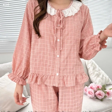 Đồ bộ mặc nhà kẻ caro nữ LILA dài cổ tròn, có túi, cotton thấm hút mồ hôi - P12 Design 10 Đồ bộ mặc nhà kẻ caro nữ LILA dài cổ tròn, có túi, cotton thấm hút mồ hôi - P12 Design 10