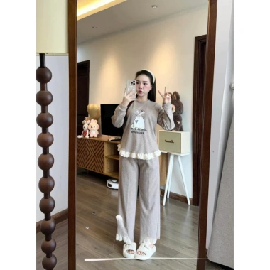 Đồ bộ nữ Juvigo chất len thỏ áo dài tay cổ tròn in hình mix quần suông ống rộng viền bèo tiểu thư 254.595 đồng