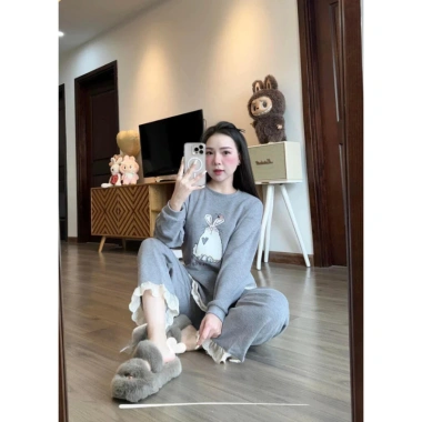 Đồ bộ nữ Juvigo chất len thỏ áo dài tay cổ tròn in hình mix quần suông ống rộng viền bèo tiểu thư 254.595 đồng