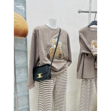 Đồ Bộ Nữ Mặc Nhà Thu Đông HCOM3.599 – Áo tay dài in gấu dễ thương, quần ống loe kẻ ngang viền bèo thun mịn, giảm giá 259k