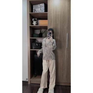 Đồ bộ nữ tay dài họa tiết sọc phong cách Quảng Châu – Pyjama lụa freesize, ngủ thoải mái, giá chỉ 224.000₫ 9 Đồ bộ nữ tay dài họa tiết sọc phong cách Quảng Châu – Pyjama lụa freesize, ngủ thoải mái, giá chỉ 224.000₫ 9