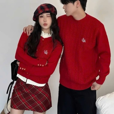 Đồ đôi nam nữ mùa đông áo len dài tay màu đỏ mix chân váy kẻ thời trang HAPPY LOVE G163 - Giá chỉ 330k