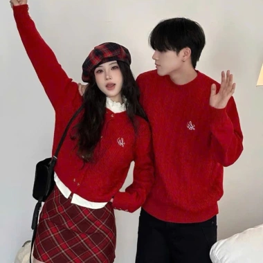 Đồ đôi nam nữ mùa đông áo len dài tay màu đỏ mix chân váy kẻ thời trang HAPPY LOVE G163 - Giá chỉ 330k