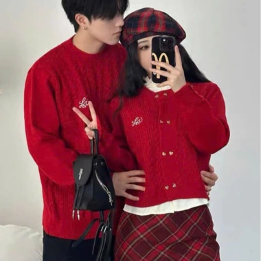 Đồ đôi nam nữ mùa đông áo len dài tay màu đỏ mix chân váy kẻ thời trang HAPPY LOVE G163 - Giá chỉ 330k