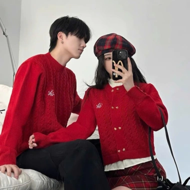 Đồ đôi nam nữ mùa đông áo len dài tay màu đỏ mix chân váy kẻ thời trang HAPPY LOVE G163 - Giá chỉ 330k