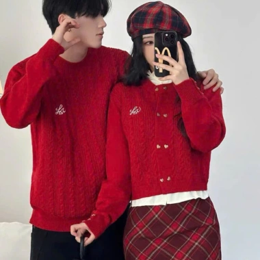 Đồ đôi nam nữ mùa đông áo len dài tay màu đỏ mix chân váy kẻ thời trang HAPPY LOVE G163 - Giá chỉ 330k