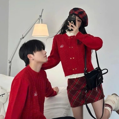 Đồ đôi nam nữ mùa đông áo len dài tay màu đỏ mix chân váy kẻ thời trang HAPPY LOVE G163 - Giá chỉ 330k