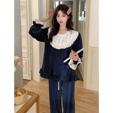 Đồ Ngủ Nữ Đỏ Đô Phối Ren Cổ Bèo Tay Dài - Bộ Pijama Dáng Rộng Tiểu Thư HCOM26.901 Giá Ưu Đãi 359k
