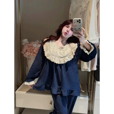 Đồ Ngủ Nữ Đỏ Đô Phối Ren Cổ Bèo Tay Dài - Bộ Pijama Dáng Rộng Tiểu Thư HCOM26.901 Giá Ưu Đãi 359k 5 Đồ Ngủ Nữ Đỏ Đô Phối Ren Cổ Bèo Tay Dài - Bộ Pijama Dáng Rộng Tiểu Thư HCOM26.901 Giá Ưu Đãi 359k 5