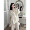 Đồ Ngủ Nữ JULY Đồ Bộ Áo Cổ V Tay Loe Ren Mềm Quần Xẻ Nơ Lụa Freesize 214.000₫ 3