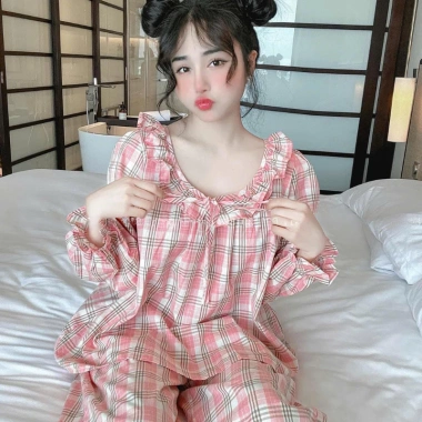 Đồ ngủ nữ Juvigo pijama dài tay cổ trễ viền bèo thắt nơ họa tiết caro màu hồng siêu xinh - giá 269k
