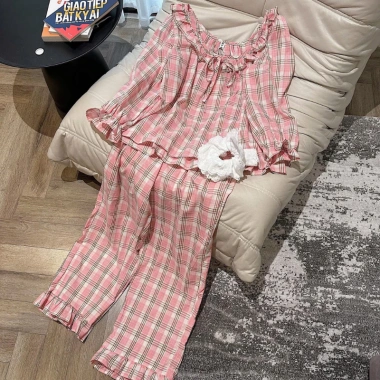 Đồ ngủ nữ Juvigo pijama dài tay cổ trễ viền bèo thắt nơ họa tiết caro màu hồng siêu xinh - giá 269k