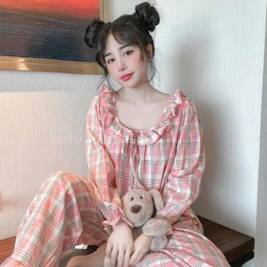 Đồ ngủ nữ Juvigo pijama dài tay cổ trễ viền bèo thắt nơ họa tiết caro màu hồng siêu xinh - giá 269k 10 Đồ ngủ nữ Juvigo pijama dài tay cổ trễ viền bèo thắt nơ họa tiết caro màu hồng siêu xinh - giá 269k 10