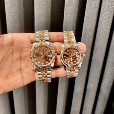 Đồng Hồ Cặp Đôi Nam Nữ Rolex Nâu Demi Viền Băm - Máy Pin Nhật, Bảo Hành 2 Năm, Tặng Hộp Đẹp, Giá 1.85 Triệu 2 Đồng Hồ Cặp Đôi Nam Nữ Rolex Nâu Demi Viền Băm - Máy Pin Nhật, Bảo Hành 2 Năm, Tặng Hộp Đẹp, Giá 1.85 Triệu 2