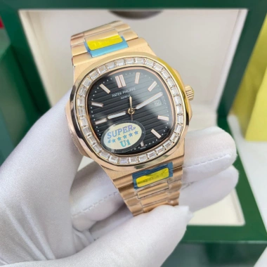 Đồng Hồ Nam Patek PA52 40mm Vỏ Vàng Viền Đá Máy Cơ Automatic Nhật - Tặng Kèm Hộp 5 Đồng Hồ Nam Patek PA52 40mm Vỏ Vàng Viền Đá Máy Cơ Automatic Nhật - Tặng Kèm Hộp 5
