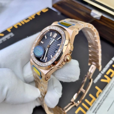 Đồng Hồ Nam Patek PA52 40mm Vỏ Vàng Viền Đá Máy Cơ Automatic Nhật - Tặng Kèm Hộp 6 Đồng Hồ Nam Patek PA52 40mm Vỏ Vàng Viền Đá Máy Cơ Automatic Nhật - Tặng Kèm Hộp 6